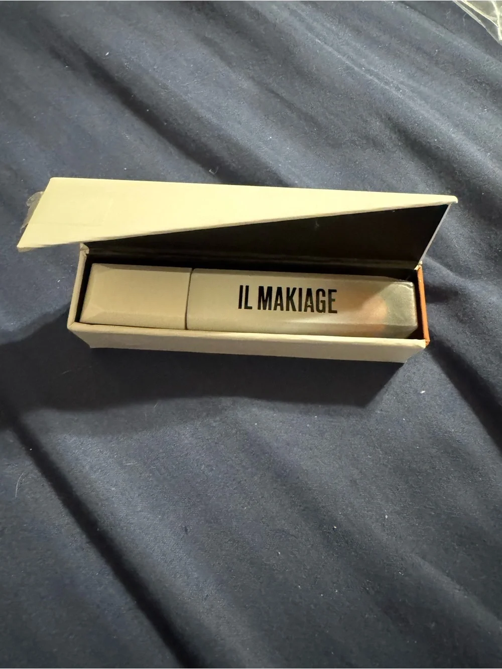 IL MAKIAGE Uncensored Lip Plumper Color Lights On - White and Black Packaging